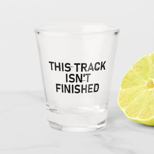 このトラックは完了していない – 不具合文字デザイン ショットグラス (正面)