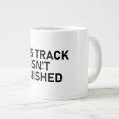 このトラックは完了していない – 不具合文字デザイン ジャンボコーヒーマグカップ (正面右)