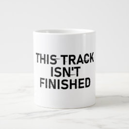 このトラックは完了していない – 不具合文字デザイン ジャンボコーヒーマグカップ