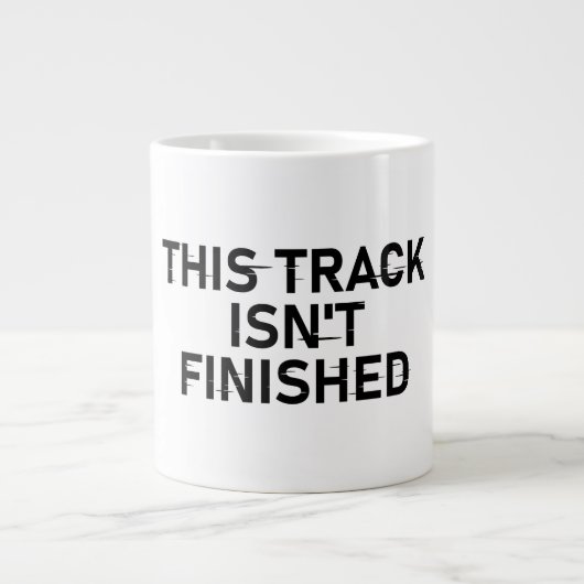 このトラックは完了していない – 不具合文字デザイン ジャンボコーヒーマグカップ (正面)
