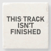 このトラックは完了していない – 不具合文字デザイン ストーンコースター (正面)