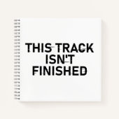 このトラックは完了していない – 不具合文字デザイン ノートブック (正面)