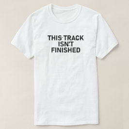 このトラックは完了していない – 不具合文字デザイン Tシャツ