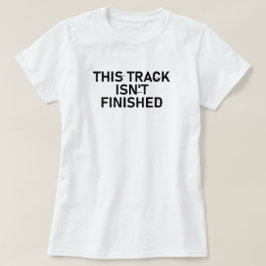このトラックは完了していない – 不具合文字デザイン Tシャツ