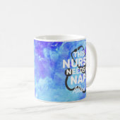 このナースには昼寝おもしろい看護引用文名が必要です コーヒーマグカップ (正面右)