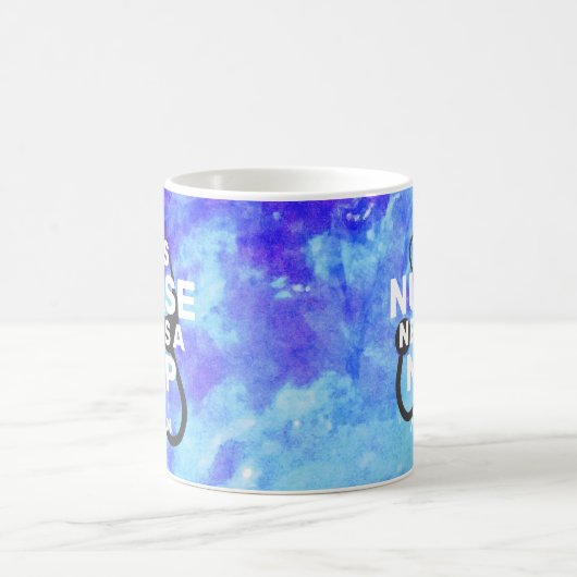 このナースには昼寝おもしろい看護引用文名が必要です コーヒーマグカップ (中央)