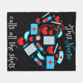 このナースはすべてのショットを呼び出す フリースブランケット (正面(横))