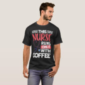 このナースは走コーヒー介護専用ユーモアのあるの Tシャツ (正面フル)
