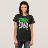 このバニーは卵狩りイースターHapを昇進している Tシャツ (正面フル)