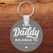 このパパは父の日シルバーグレイのものだ キーホルダー (正面)