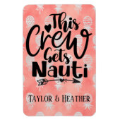 このパーソナライズされたクルーはナウティクルーズドアを手に入れる マグネット (縦)