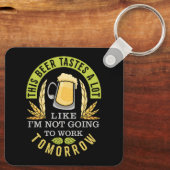 このビールは私が働かないような味がする キーホルダー (裏面)