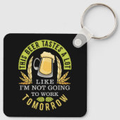 このビールは私が働かないような味がする キーホルダー (裏面)