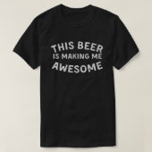 このビールは私に飲み物素晴らしを作らせている Tシャツ (デザイン正面)