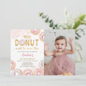 このピンクのドーナツの誕生日写真を見逃したくない 招待状 (スタンド正面)