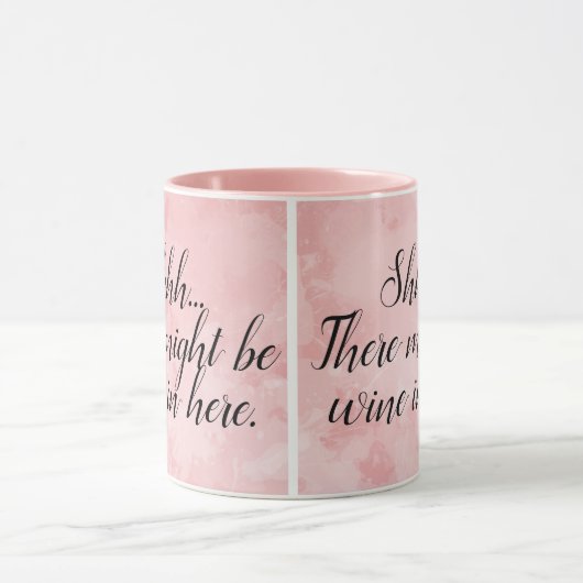 このピンクの水色にワインおもしろいがあるかもしれない マグカップ (中央)
