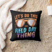 このフィールドデイを行うサングラス先生 クッション (ブランケット)