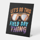 このフィールドデイを行うサングラス先生 台座サイン (正面)