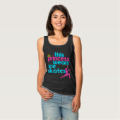 このプリンセスはアイススケートします-身に着けています女の子 Tシャツ (正面フル)