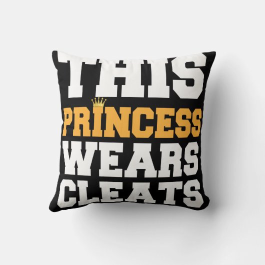 このプリンセスはクリートのサッカーのソフトボールのギフトを身に着けています クッション (裏面)
