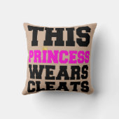このプリンセスはサッカーのソフトボールのクリートを身に着けています クッション (裏面)