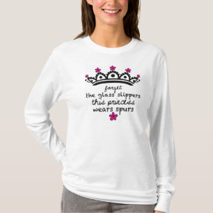 このプリンセスは拍車白の長い袖のTシャツを身に着けています Tシャツ