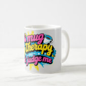 このマグは私のセラピーだ、私を判断してはいけない。 コーヒーマグカップ (正面右)