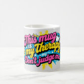 このマグは私のセラピーだ、私を判断してはいけない。 コーヒーマグカップ (中央)