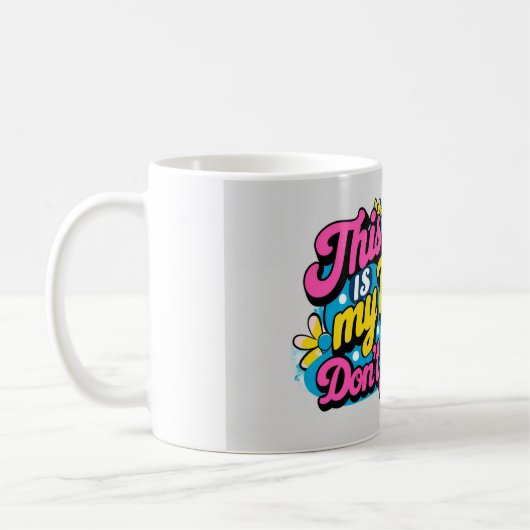 このマグは私のセラピーだ、私を判断してはいけない。 コーヒーマグカップ (左)