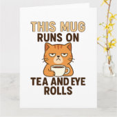 このマグは紅茶と白い目で動く – 面白いイギリス風 カード (黄色い花)