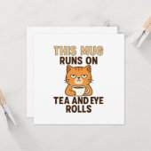 このマグは紅茶と白い目で動く – 面白いイギリス風 カード (正面/裏面インサイチュ)