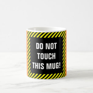 「このマグモをTOUCHするな!」 +黒/黄色のストライプ コーヒーマグカップ