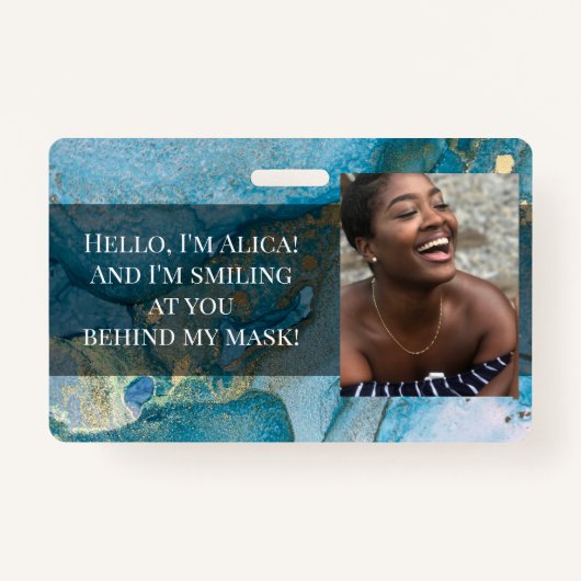 このマスクの後ろで笑ってる！アクア&金ゴールド バッジ (正面)