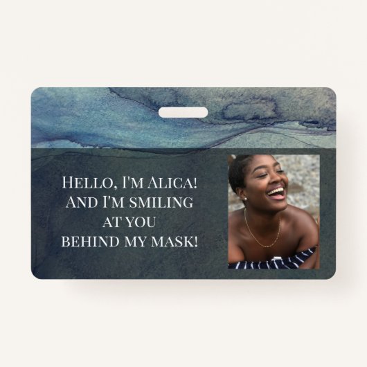 このマスクの後ろで笑ってる！青い抽象芸術 バッジ (正面)