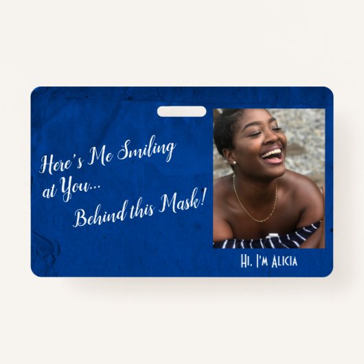 このマスクの後ろで笑ってる！青グランジ バッジ (正面)