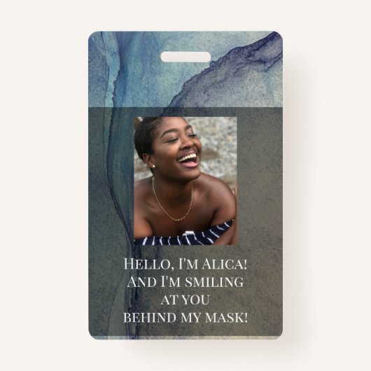 このマスクの後ろで笑ってる！青紫 バッジ (正面)