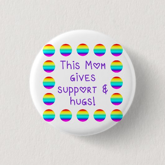 このママはサポートとハグを提供します - レインボーボタン 缶バッジ (正面)