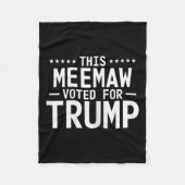 このミーモーはトランプ2024おばあちゃん誇りを持ったの投票に投票 フリースブランケット (正面)
