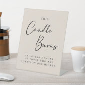このロウソクは愛情のこもった記憶に燃える 台座サイン (インサイチュ)