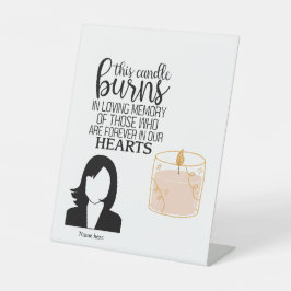 このロウソクは愛情のこもった記憶の台座の看板に燃える 台座サイン