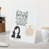 このロウソクは愛情のこもった記憶の台座の看板に燃える 台座サイン (インサイチュ)
