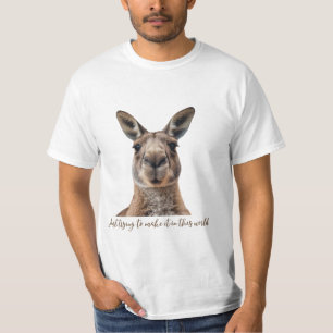 この世界で成功しようとしているだけだ Tシャツ