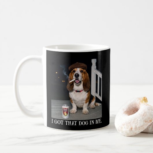 この中に犬がいるわ Funny Basset Hound Meme Idea コーヒーマグカップ (ドーナツ)