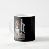 この中に犬がいるわ Funny Basset Hound Meme Idea コーヒーマグカップ (正面左)