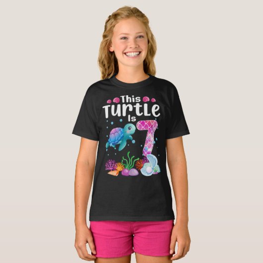 この亀は7歳で海亀の下で可愛い  Tシャツ (正面フル)