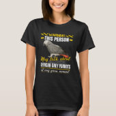 この人はアフリカの灰色のオウムについて話すかもしれない Tシャツ (正面)