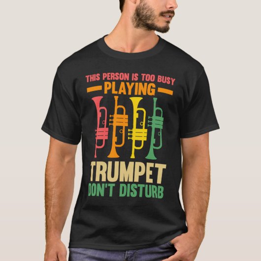 この人はトランペット演奏に忙しすぎる Tシャツ (正面)
