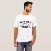 この人はパパであることを行っています Tシャツ (正面フル)