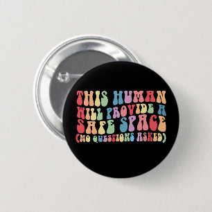この人はLGBTQ+の人のための安全な場所を提供します 缶バッジ