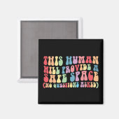 この人はLGBTQ+の人のための安心できる場所を提供します マグネット (正面/裏面)